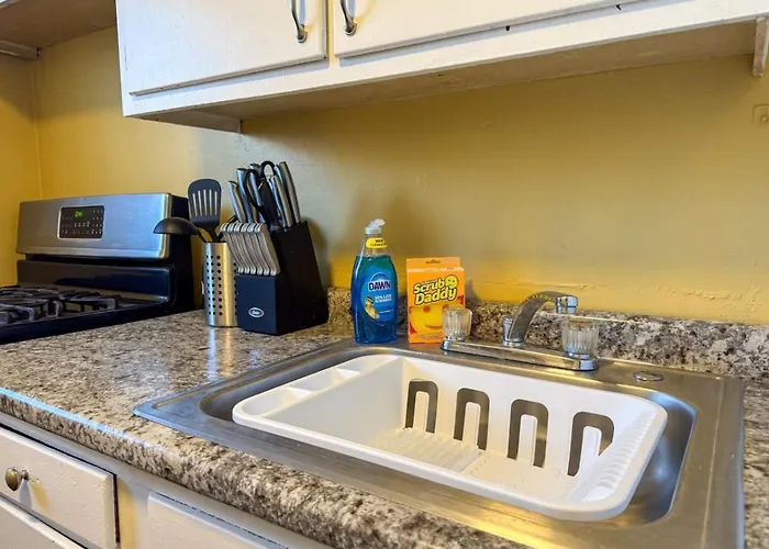 Apartment Sleeps 8 2 Full With 3 Beds And Parking *