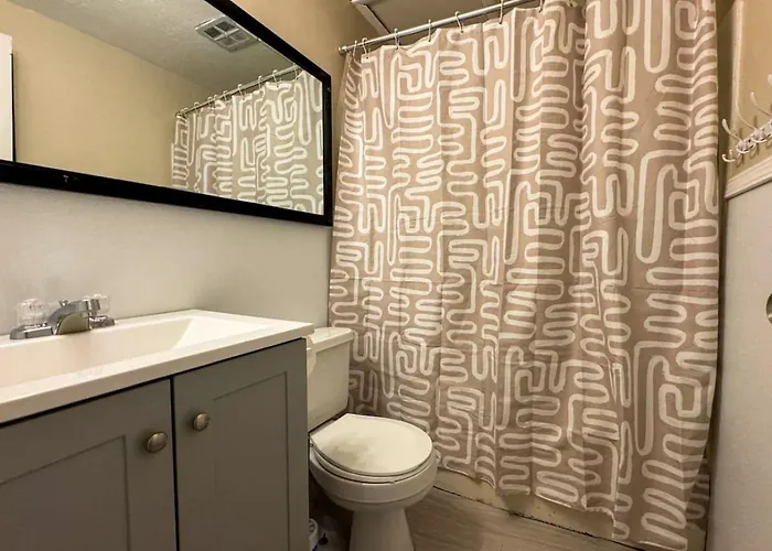 Apartment Sleeps 8 2 Full With 3 Beds And Parking