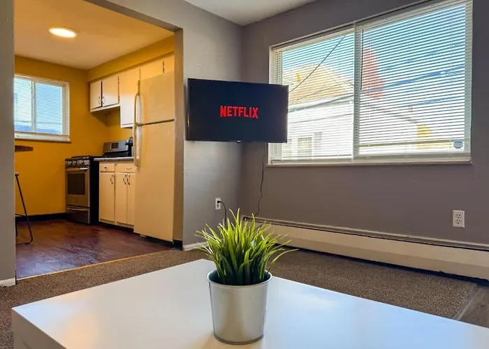 Sleeps 8 2 Full With 3 Beds And Parking Apartment Pittsburgh