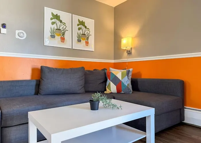 Apartment Sleeps 8 2 Full With 3 Beds And Parking *