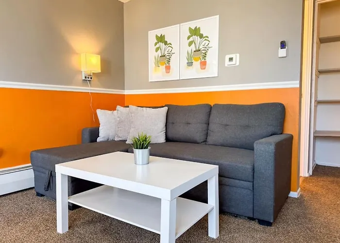 Apartment Sleeps 8 2 Full With 3 Beds And Parking