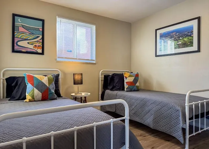 Sleeps 8 2 Full With 3 Beds And Parking Apartment *